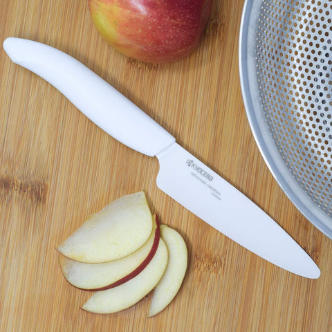 Diseño ergonómico de mango blanco KYOCERA para uso cómodo en preparaciones
