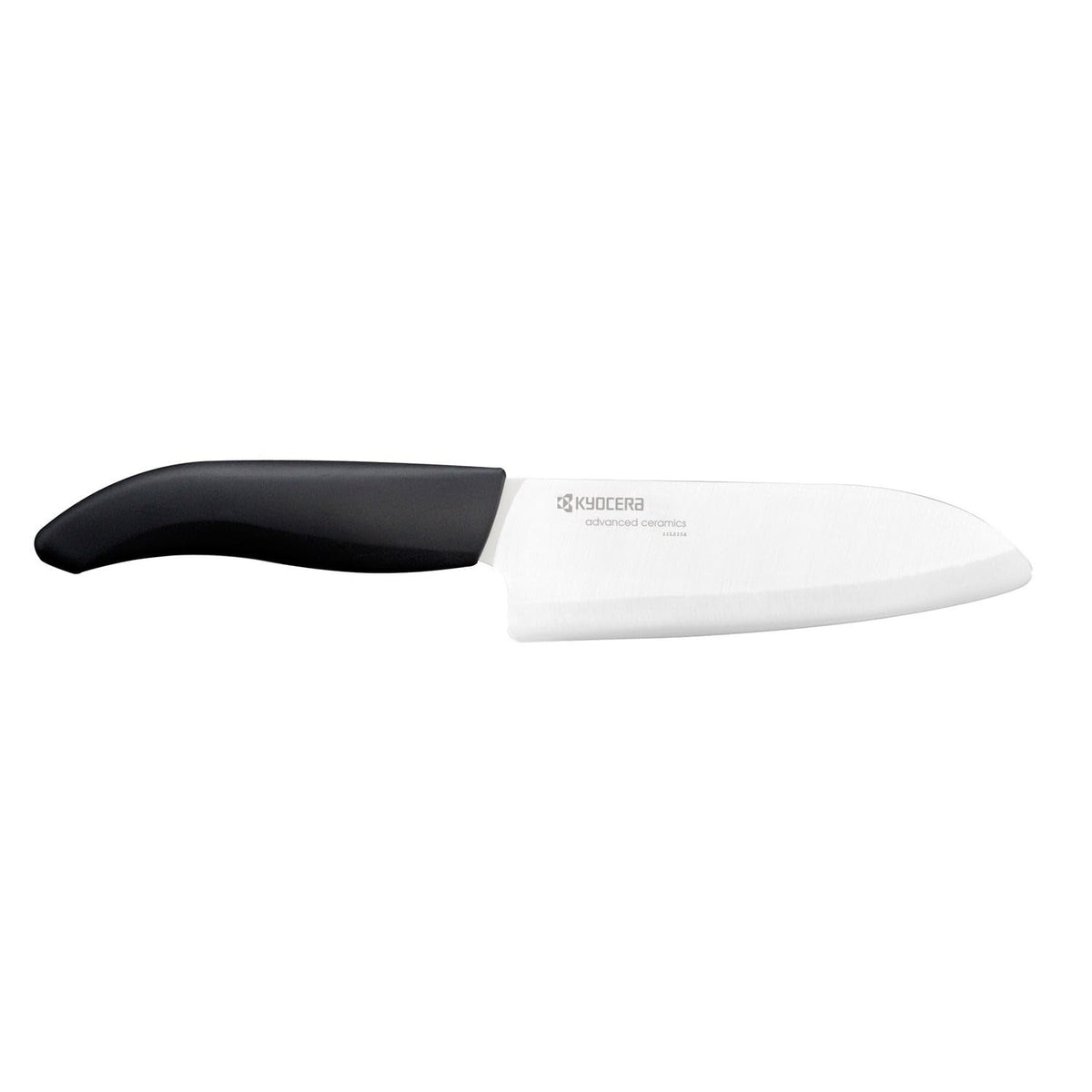 Cuchillo santoku cerámico Kyocera FK-140-WH, filo ligero para cortes precisos en la cocina.