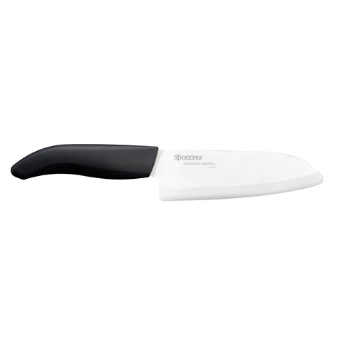 Cuchillo santoku cerámico Kyocera FK-140-WH, filo ligero para cortes precisos en la cocina.