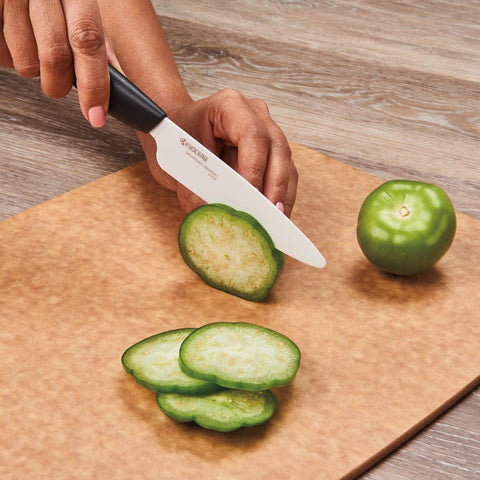 Kyocera Revolution: corte preciso de verduras en escena de cocina