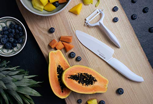 Corte detallado en frutas pequeñas con el cuchillo pelador Kyocera Revolution
