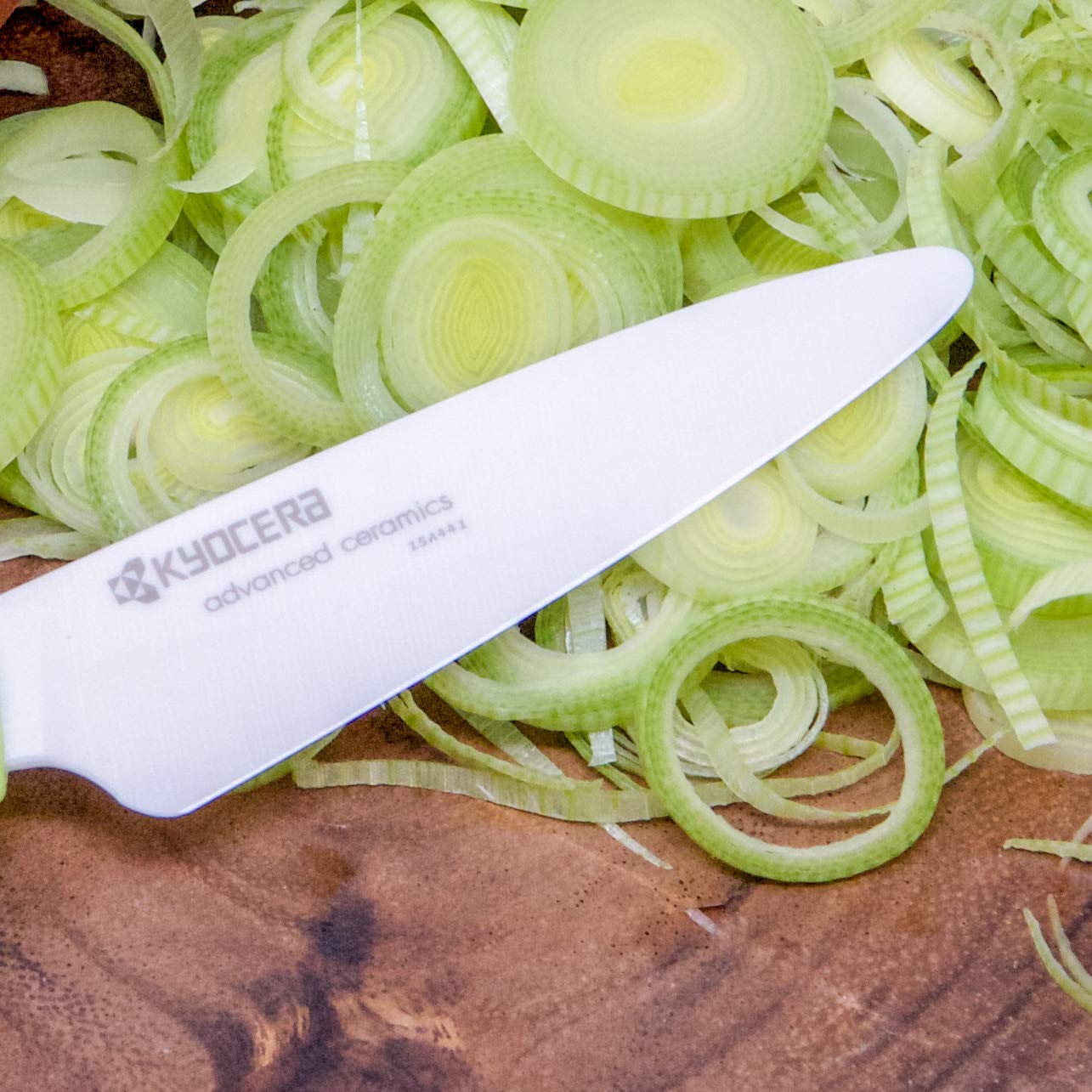 Mano sosteniendo el cuchillo Kyocera para pelar con precisión