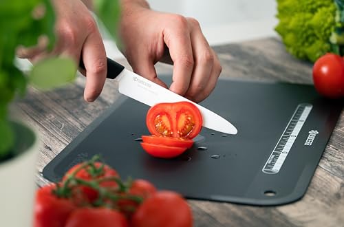 Cuchillo Kyocera Revolution para cortar frutas con filo cerámico duradero y preciso.