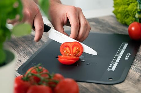 Cuchillo Kyocera Revolution para cortar frutas con filo cerámico duradero y preciso.