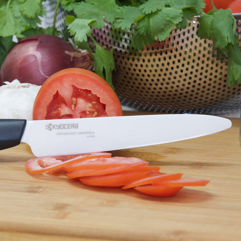 Cuchillo Kyocera Revolution para pollo sin hueso, control de cortes suave.