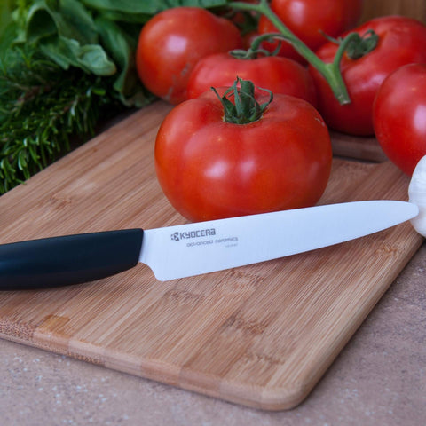 Diseño ergonómico del mango Kyocera Revolution para un agarre cómodo.