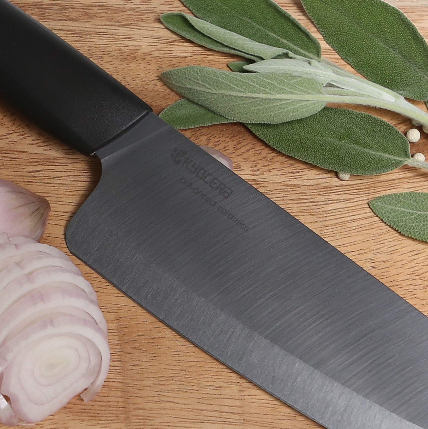 Corte de frutas y verduras con Kyocera Revolution Santoku, hoja afilada para rebanadas uniformes.