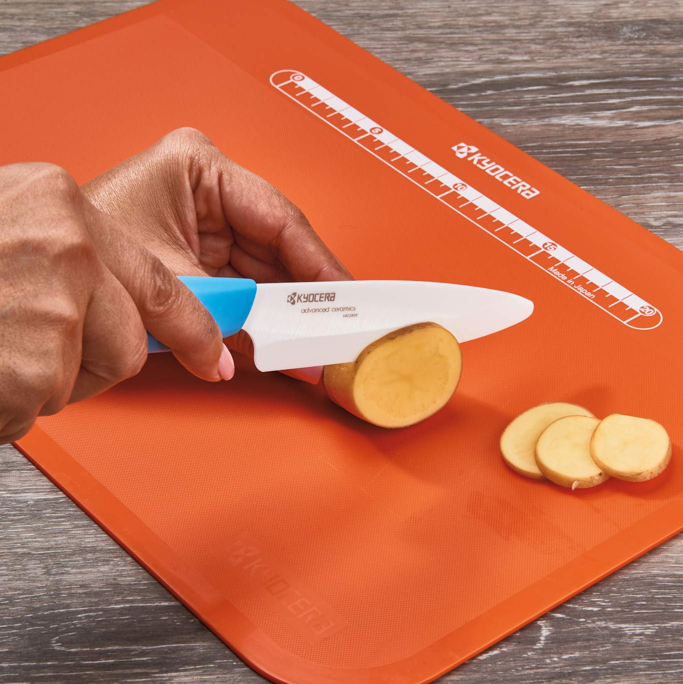 Revolution 4-25 azul, filo cerámico para cortar frutas y verduras con facilidad.