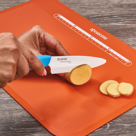 Revolution 4-25 azul, filo cerámico para cortar frutas y verduras con facilidad.