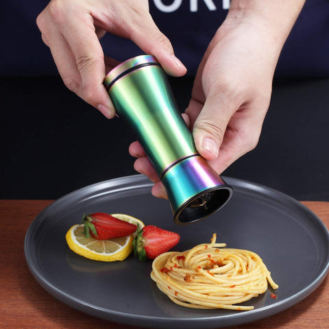 Kyraton conjunto sal y pimienta en mesa: pieza esencial para sazonar al momento.