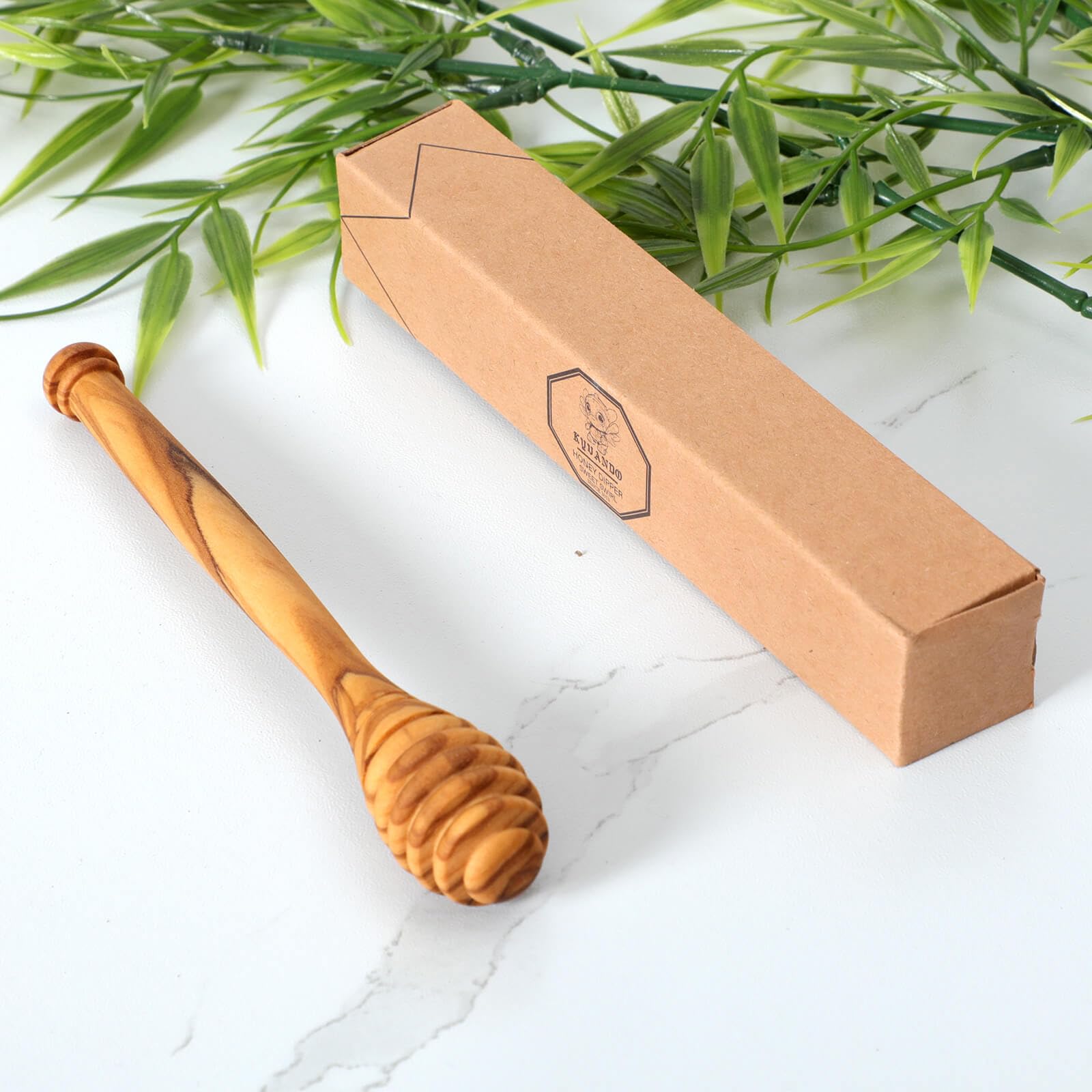KYVANDO destapador de miel de olivo con veta única de madera elegante.