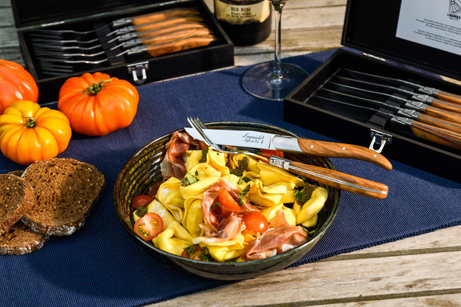 Cuchillo con mango de madera de olivo para cortes precisos.