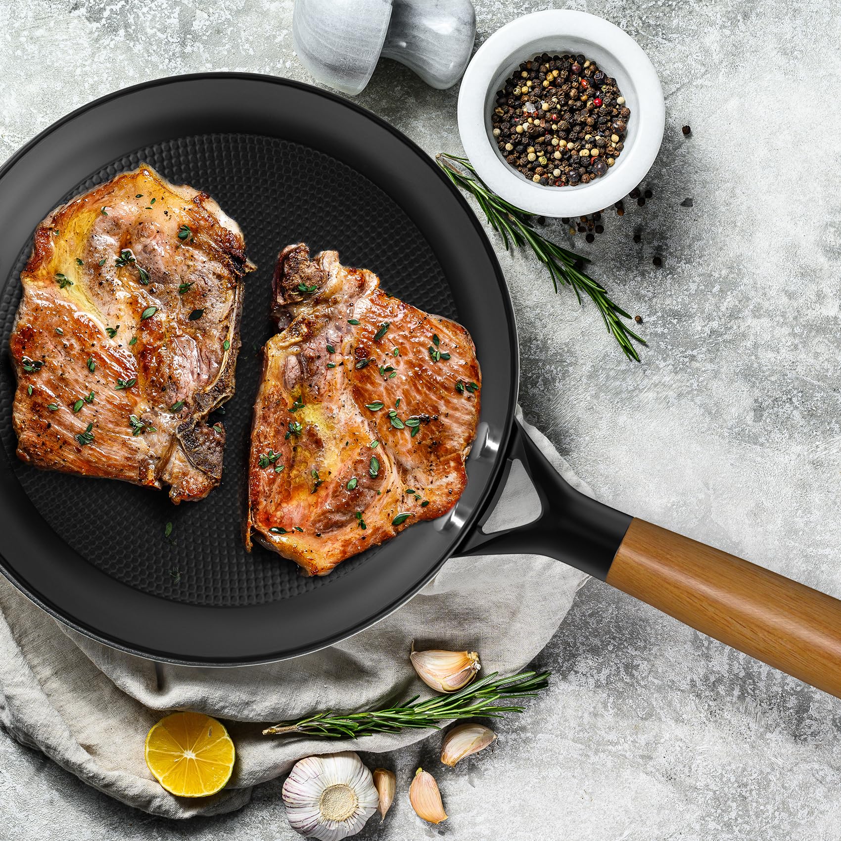 Escena de cocina con la sartén LAMFO lista para servir