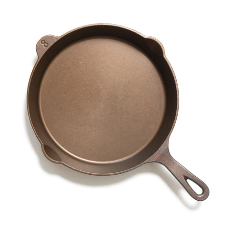 Lancaster sartén de hierro ligero, vista frontal, manejo cómodo para cocinar.