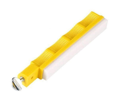 Piedra de afilar Lansky Ultra Fina con soporte amarillo para filo preciso en cuchillos.