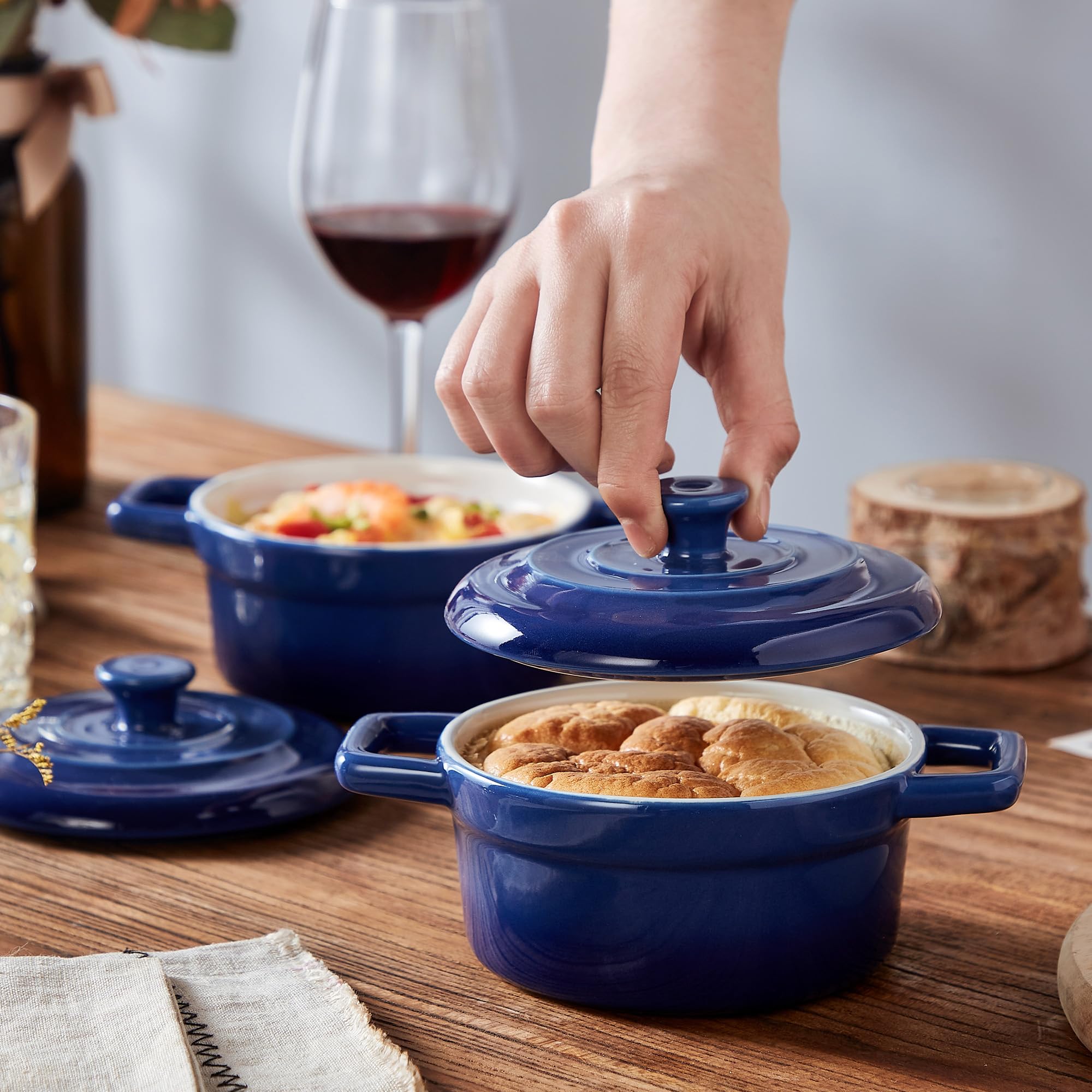 Lareina cocotte azul apta para lavavajillas, limpieza sencilla tras cocinar.