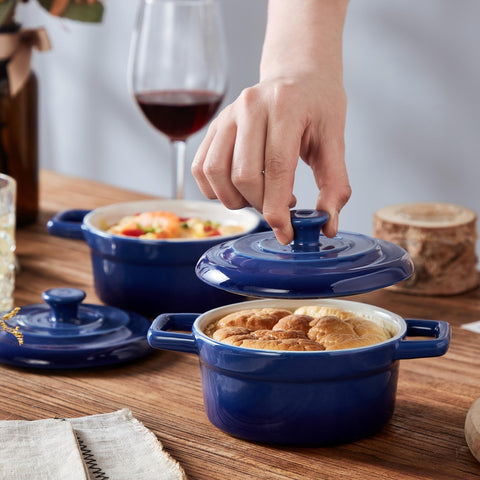 Lareina cocotte azul apta para lavavajillas, limpieza sencilla tras cocinar.