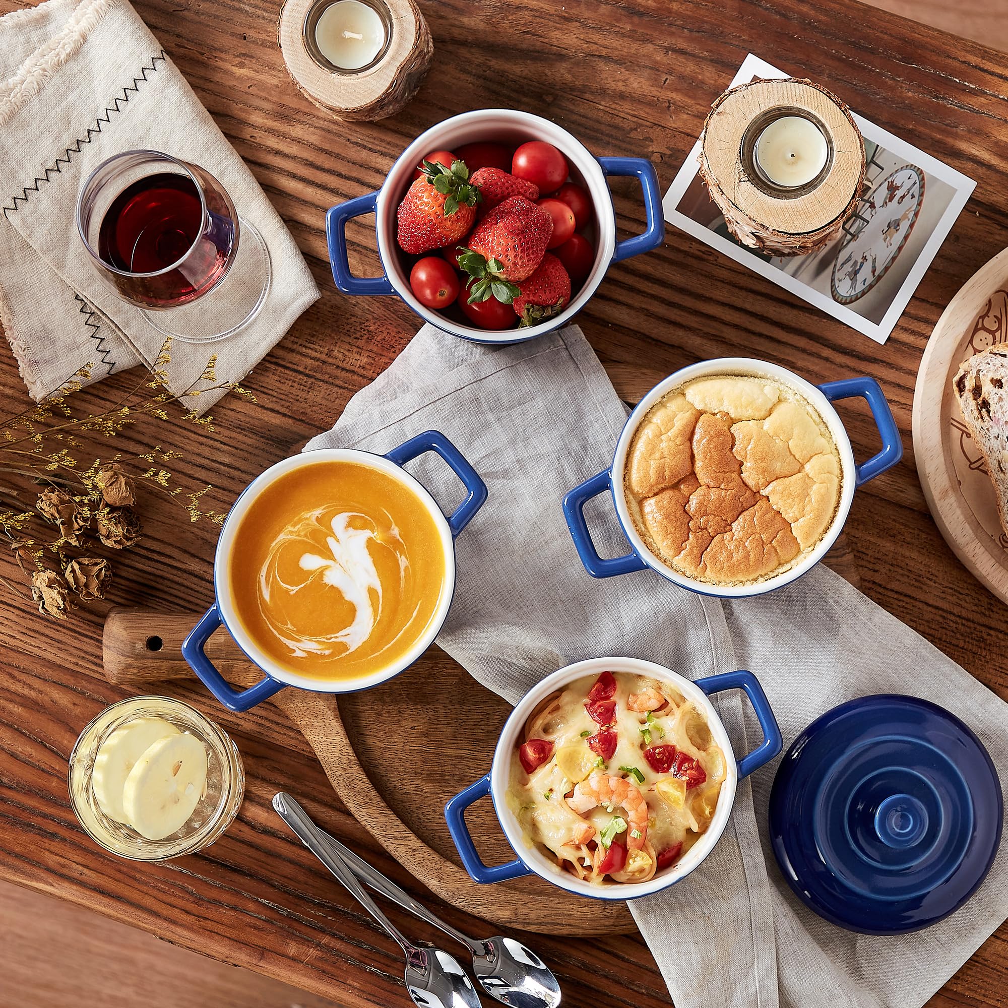 Lareina cocotte azul de 12oz apta para microondas para comidas rápidas.
