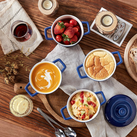 Lareina cocotte azul de 12oz apta para microondas para comidas rápidas.