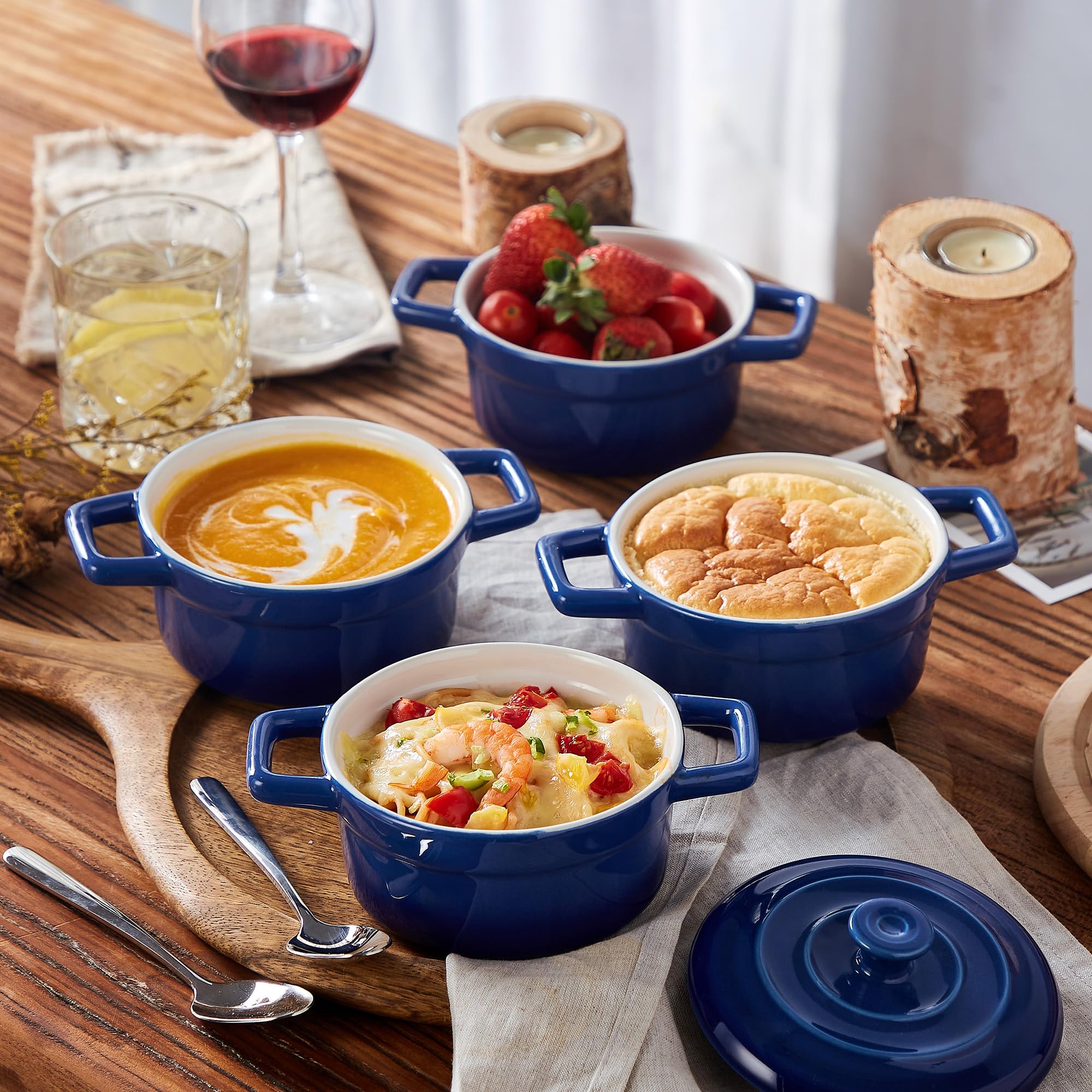 Lareina cocotte individual de cerámica azul apta para horno, ideal para platos calientes.