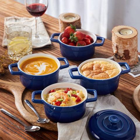 Lareina cocotte individual de cerámica azul apta para horno, ideal para platos calientes.
