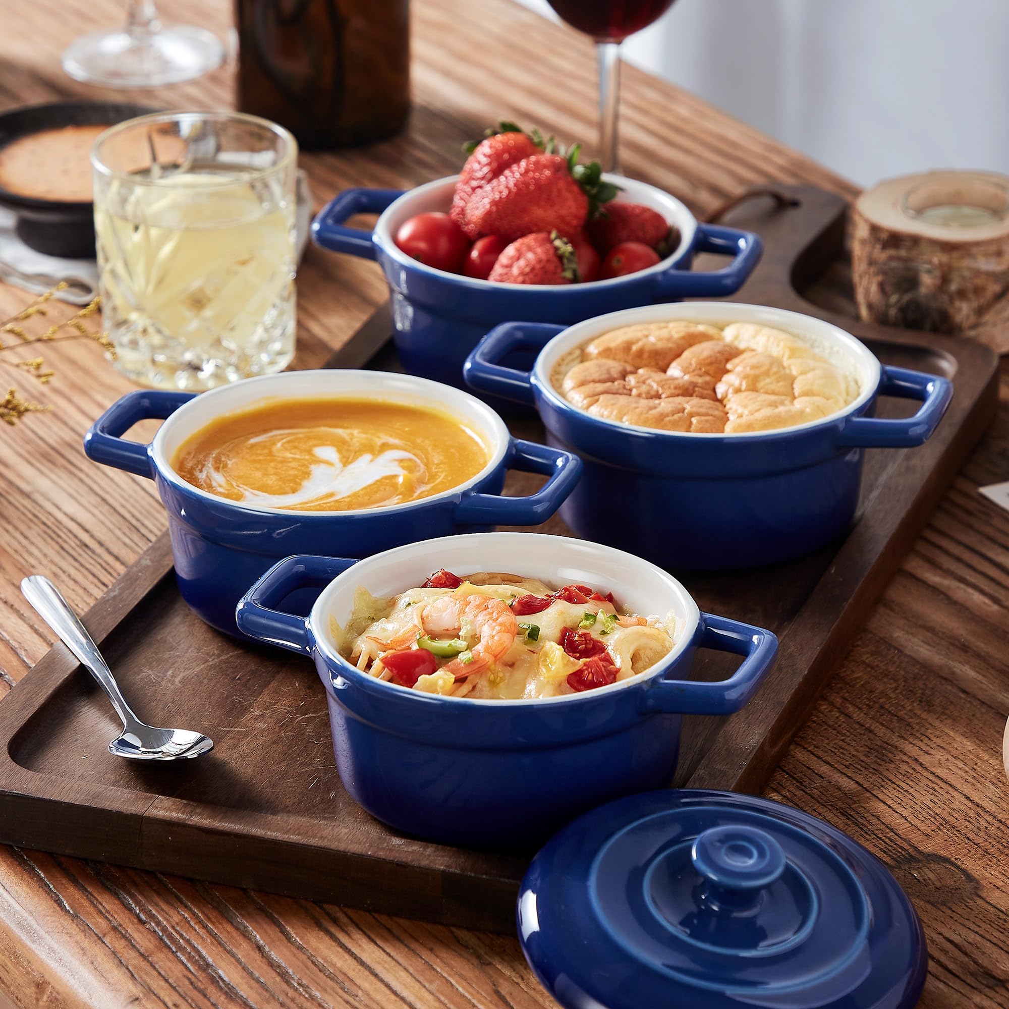 Lareina mini cocotte en mesa, ideal para servir guisos individuales.