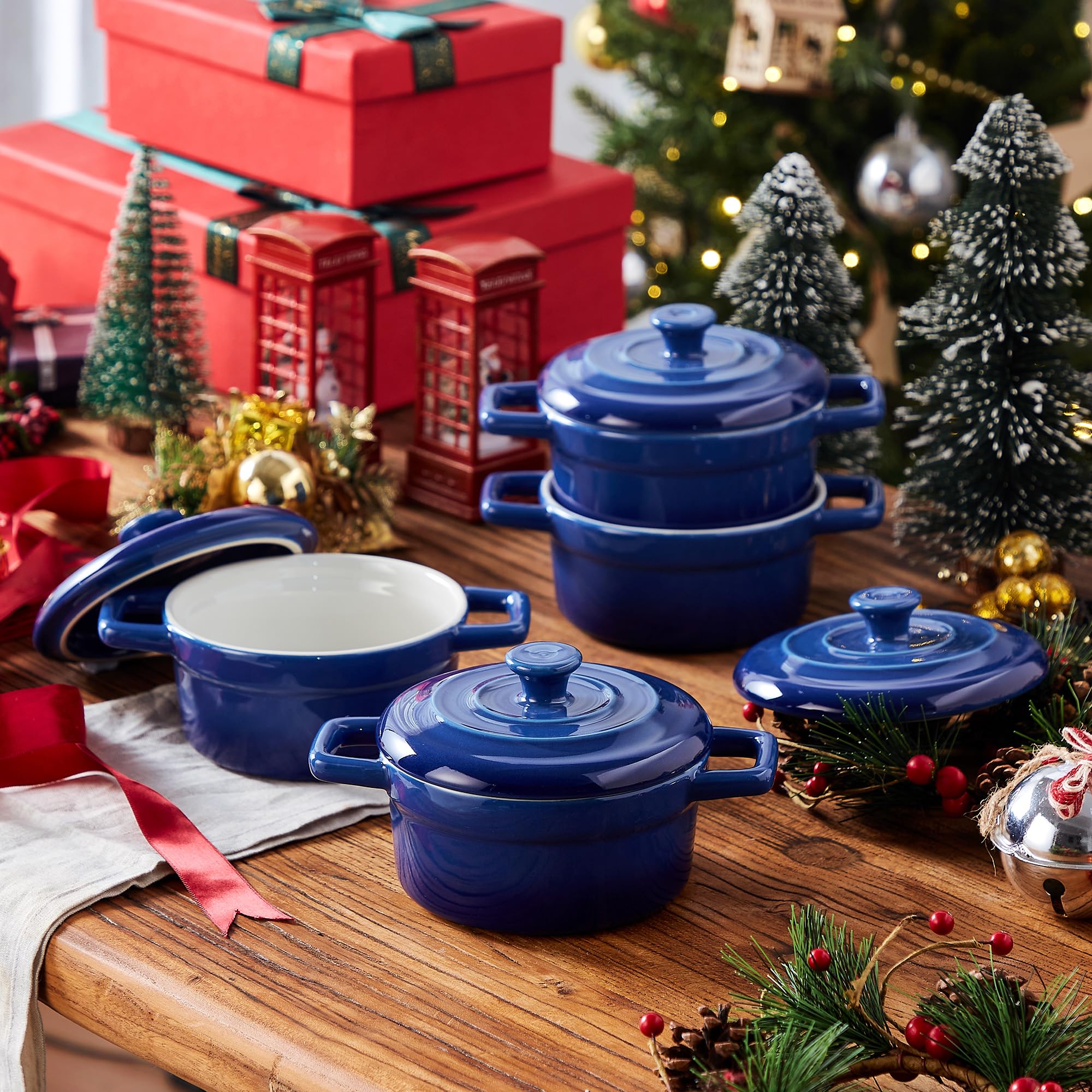 Lareina cocotte azul para servir una comida individual en mesa elegante.
