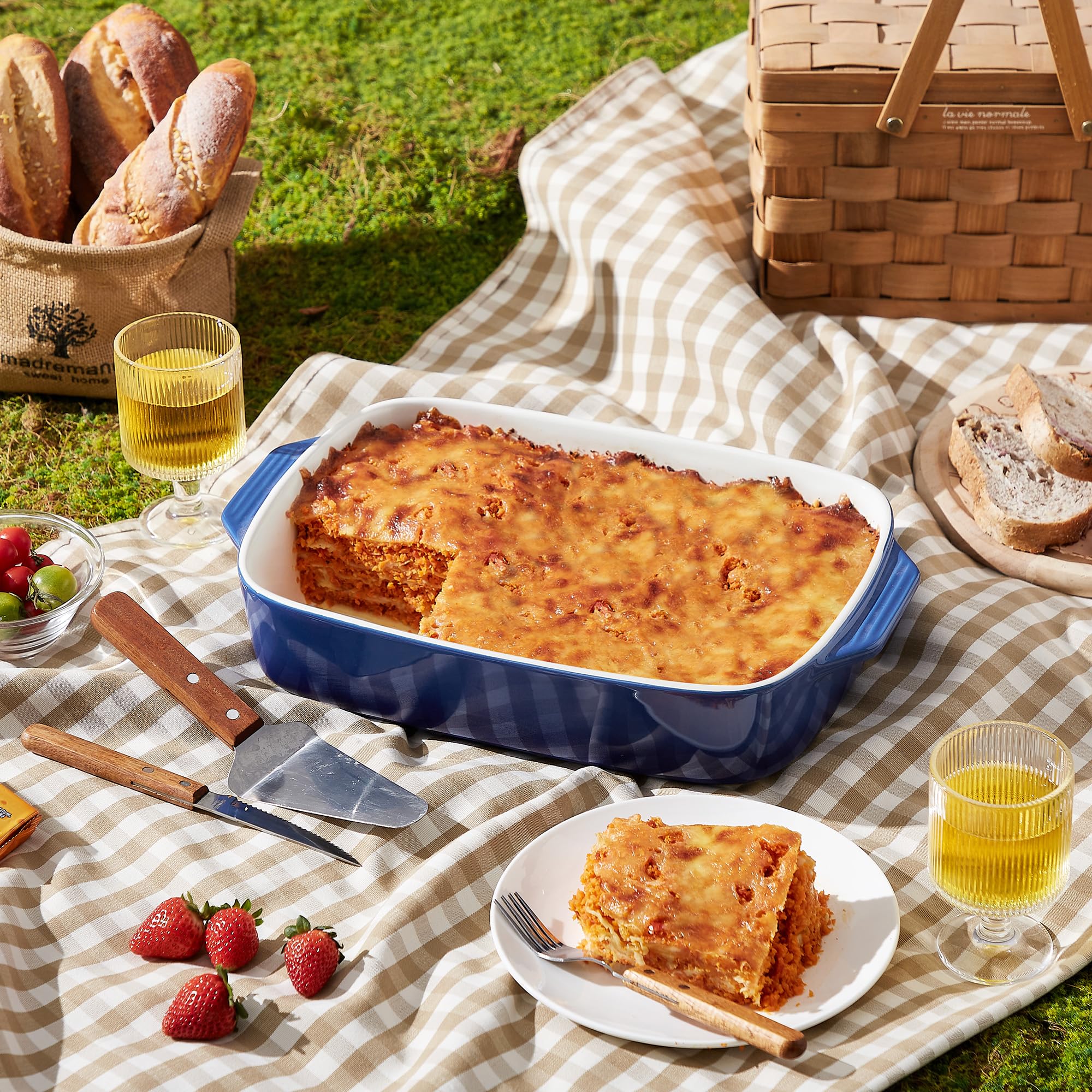 Lareina plato de servir azul, perfecto para presentar platos calientes
