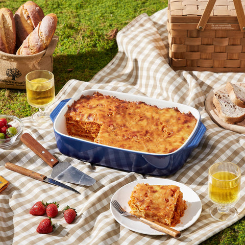 Lareina plato de servir azul, perfecto para presentar platos calientes