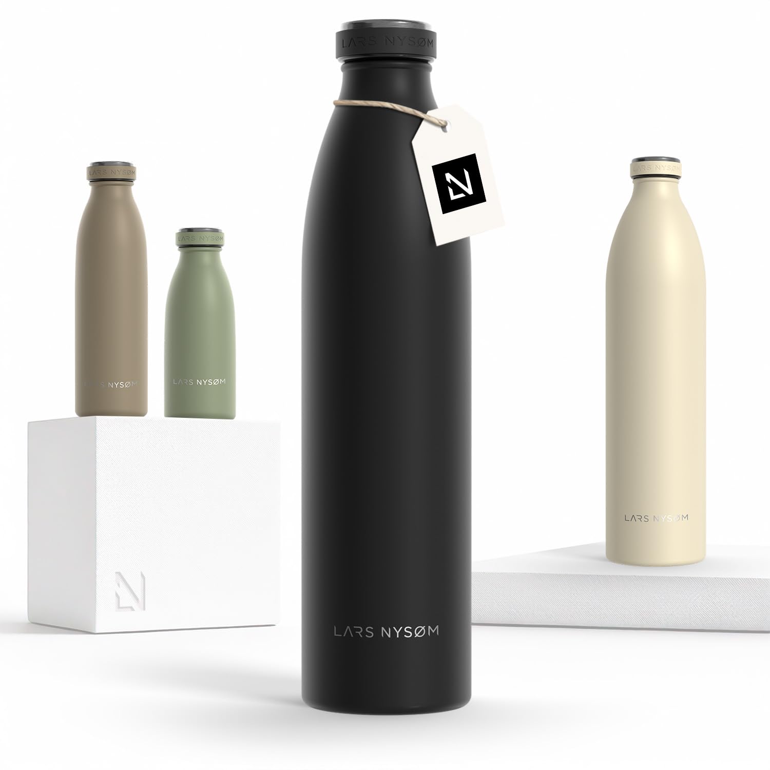 Botella LARS NYSØM de acero inoxidable, exterior negro carbón, aislada, ideal para bebidas frías o calientes