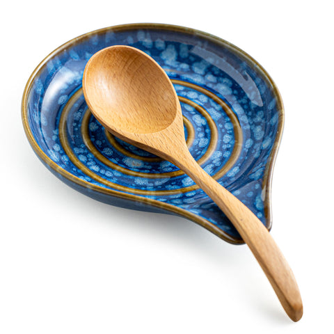 LAUCHUH reposacucharas cerámico azul con motas blancas para una cocina elegante.
