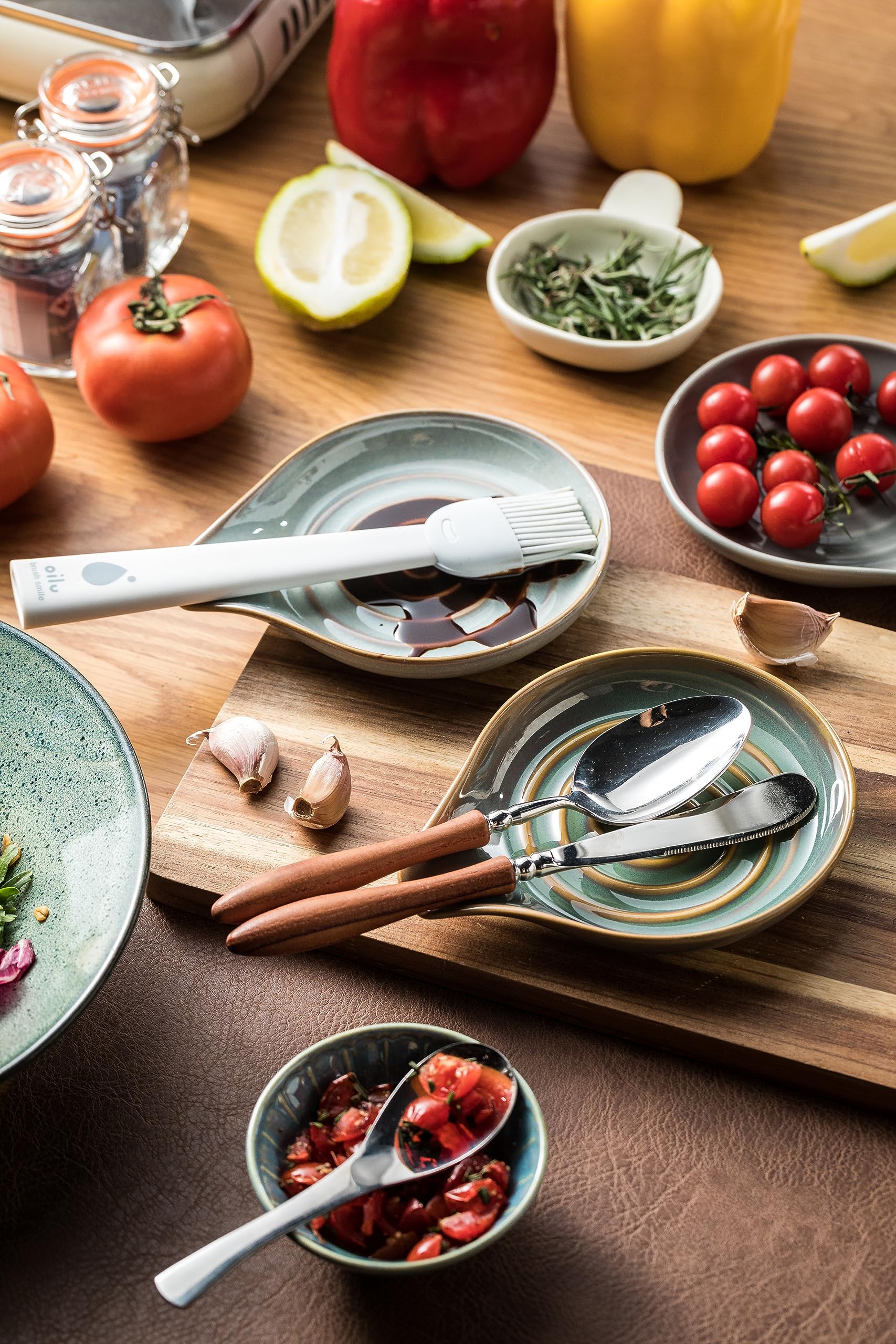 Limpieza rápida con LAUCHUH, reposacucharas ceramico verde tras la comida.