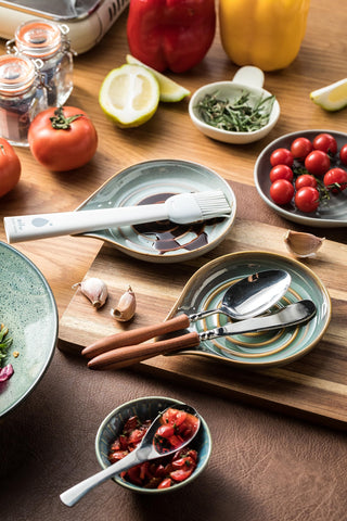 Limpieza rápida con LAUCHUH, reposacucharas ceramico verde tras la comida.