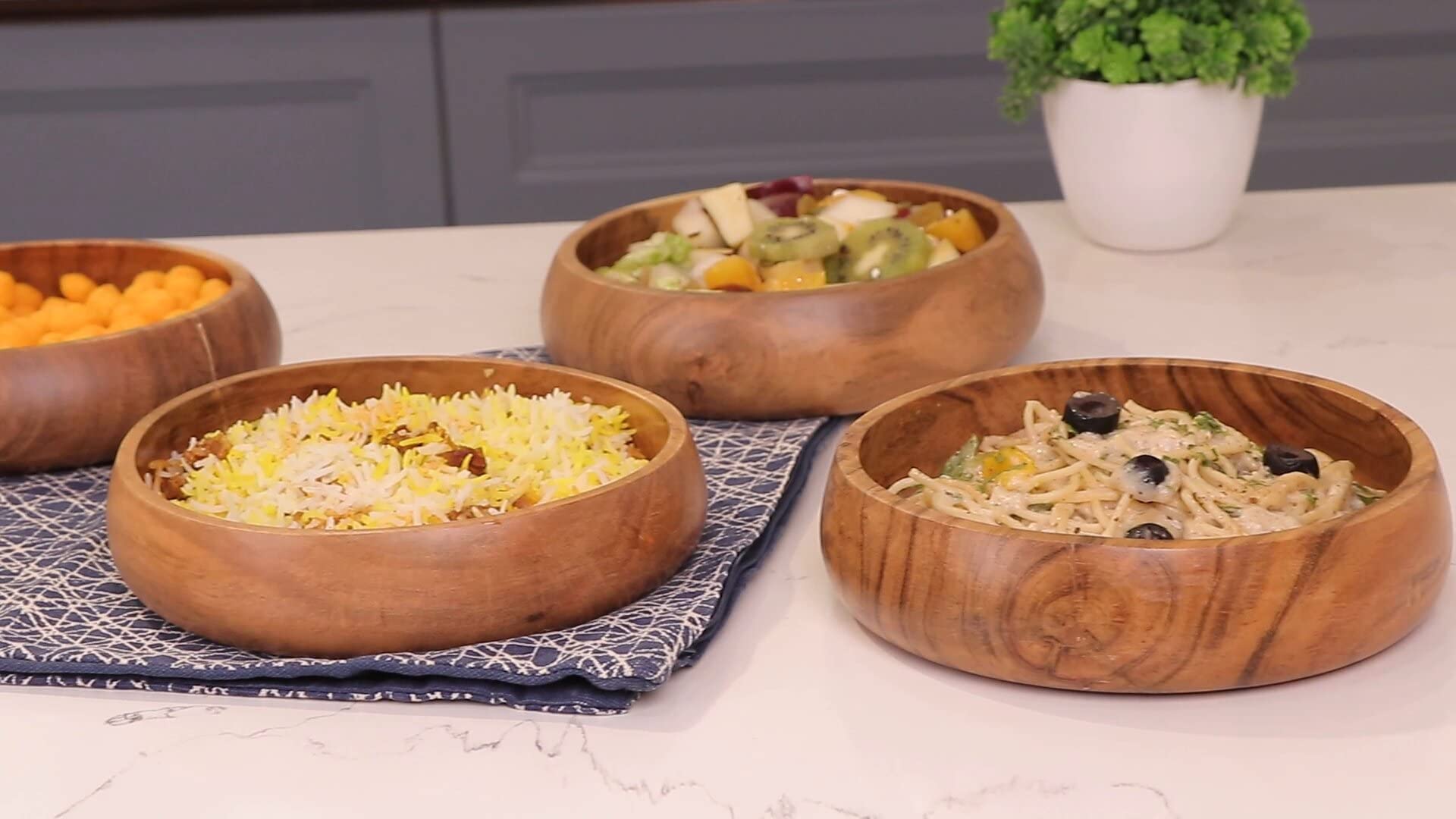 Presentación en mesa con cuencos de acacia LAVAUX DESIGNS para comidas familiares.