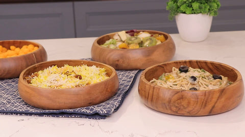 Presentación en mesa con cuencos de acacia LAVAUX DESIGNS para comidas familiares.
