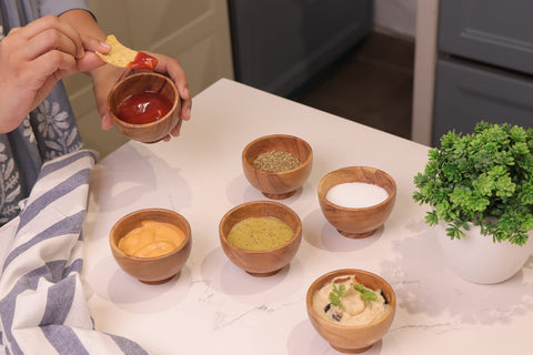 Tazones de Lavaux Designs en acacia, perfectos para dips y snacks en la mesa.