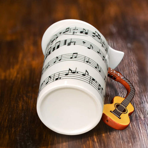 Diseño rock en taza Lavezee que aporta estilo a la mesa diaria.