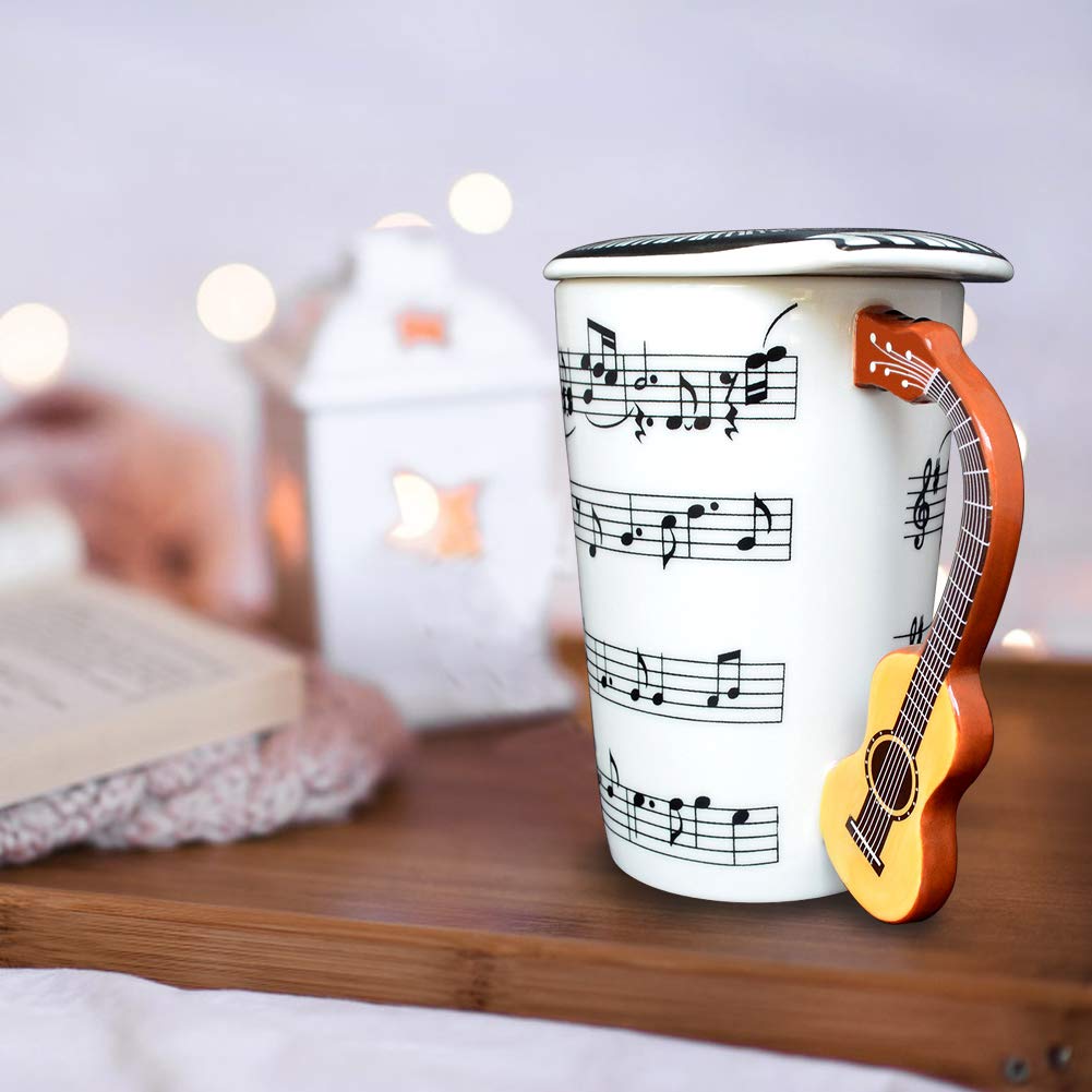 Uso diario con arte musical, taza Lavezee para momentos de inspiración.