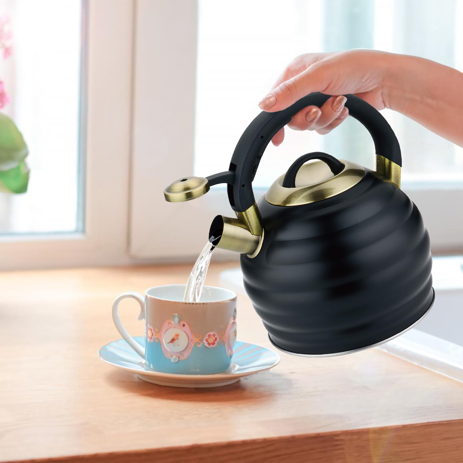 Tetera Lazneyru en acción para preparar té rápidamente.