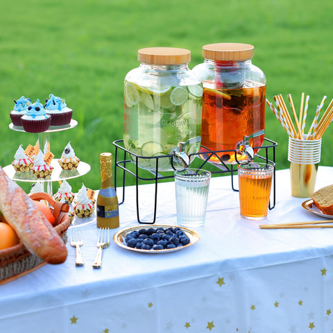Ldylayi dispensadores en uso en fiesta para bebidas refrescantes.