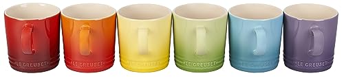 Acercamiento al esmalte resistente de Le Creuset, no poroso y fácil de limpiar.