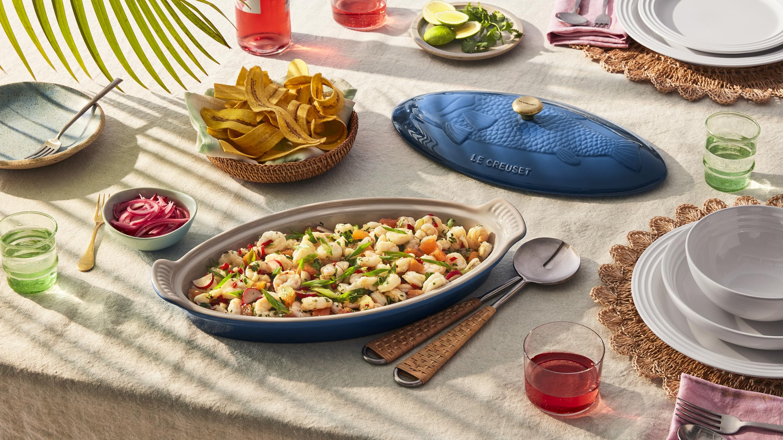 Le Creuset apta para congelador, horno, parrilla y lavavajillas, con utensilios metálicos.