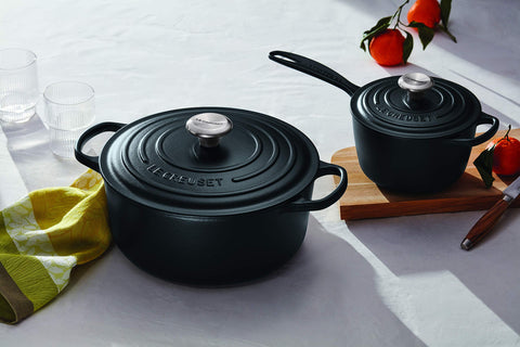 Asas ergonómicas de Le Creuset Licorice para un agarre cómodo.