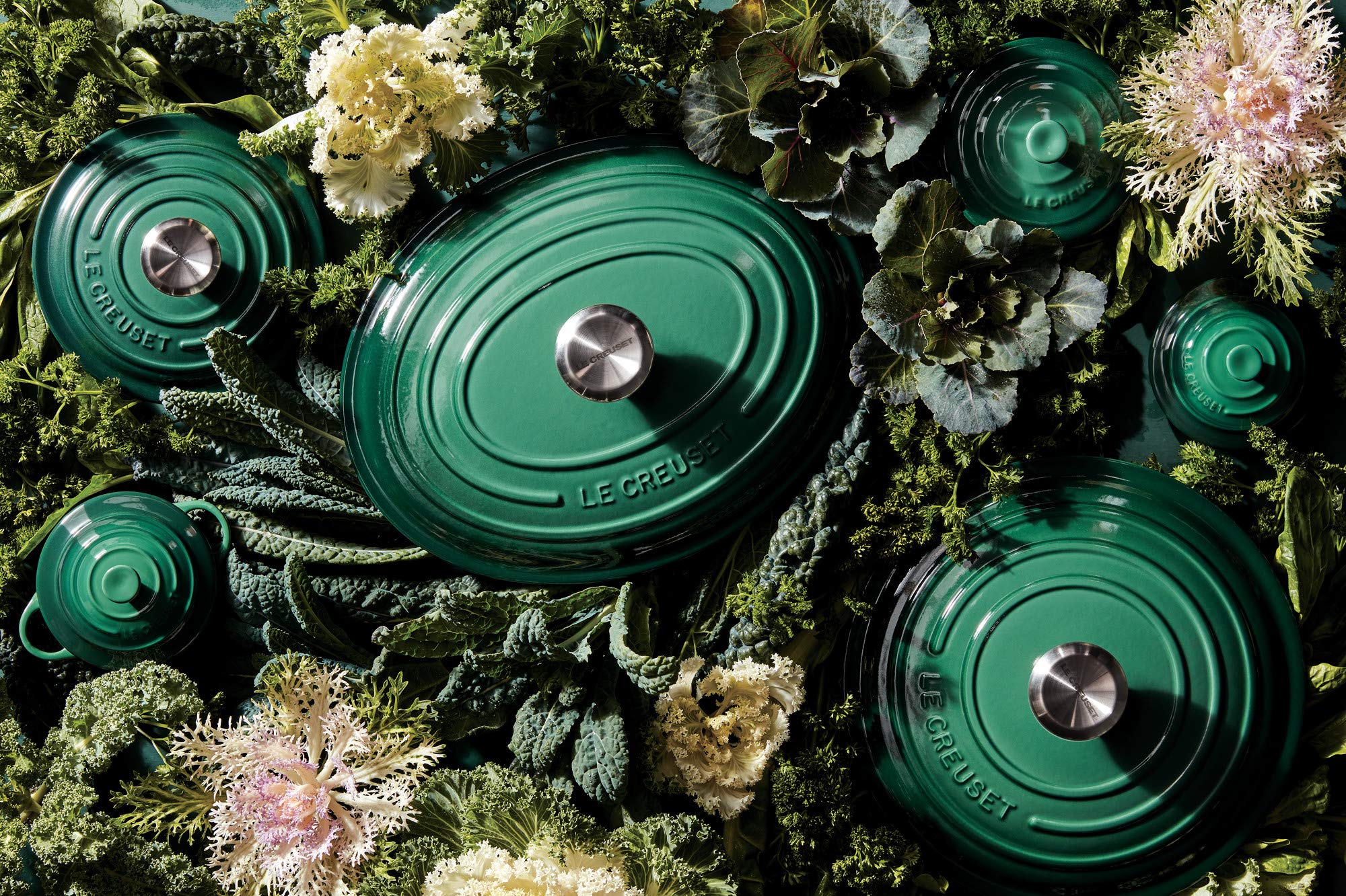 Le Creuset, base esmaltada resistente, minimiza absorción de humedad y facilita la limpieza.