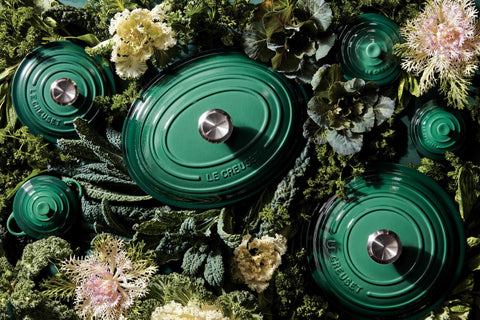 Le Creuset, base esmaltada resistente, minimiza absorción de humedad y facilita la limpieza.