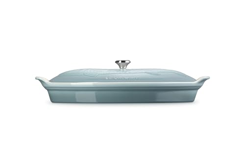 Le Creuset base con rejilla elevada para dorar de forma uniforme.