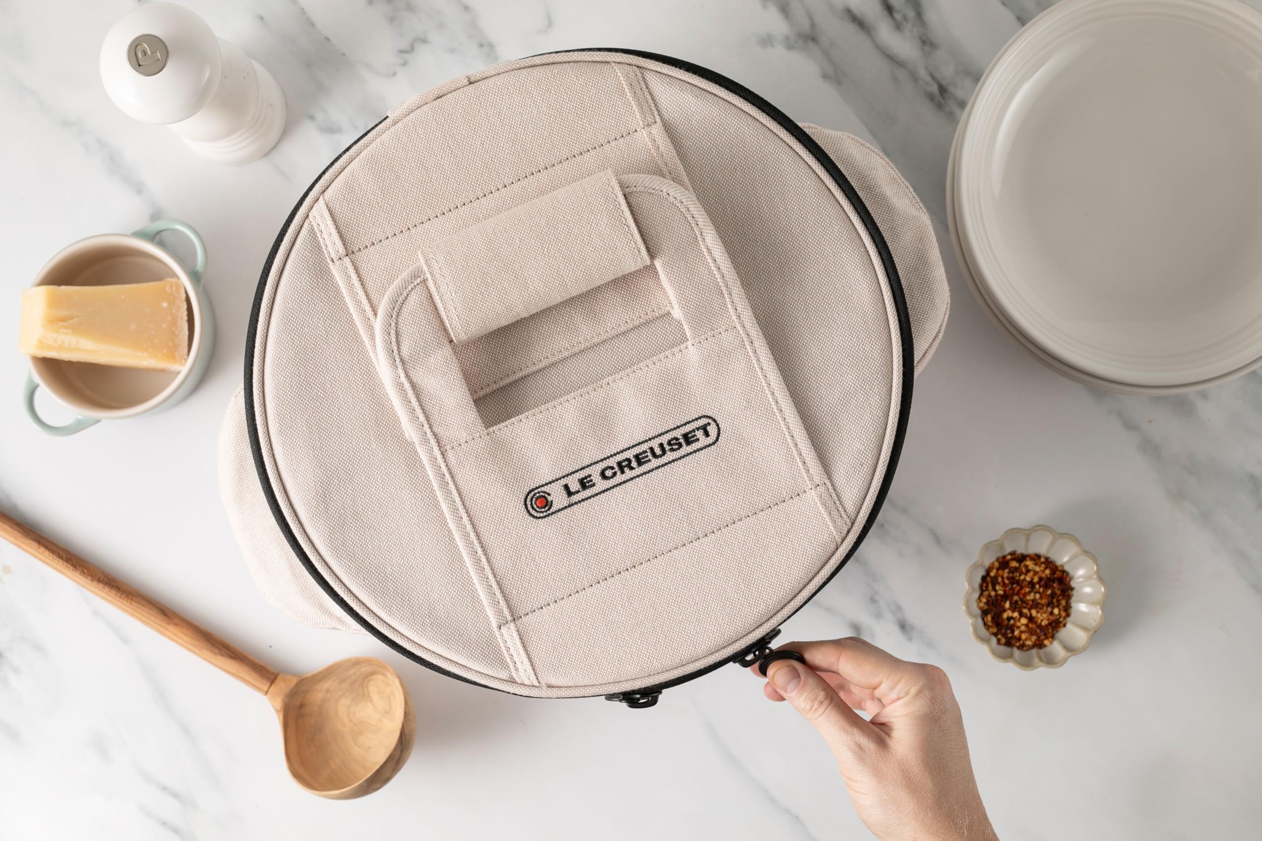 Bolsillo interior de Le Creuset para utensilios y accesorios de servicio