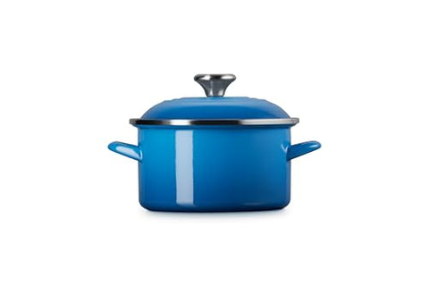 Le Creuset borde de acero inoxidable previene astilladuras.