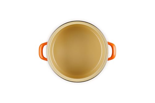 Borde de acero inoxidable en la parte superior de la olla Le Creuset para evitar astillas.