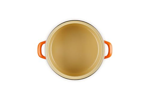 Borde de acero inoxidable en la parte superior de la olla Le Creuset para evitar astillas.
